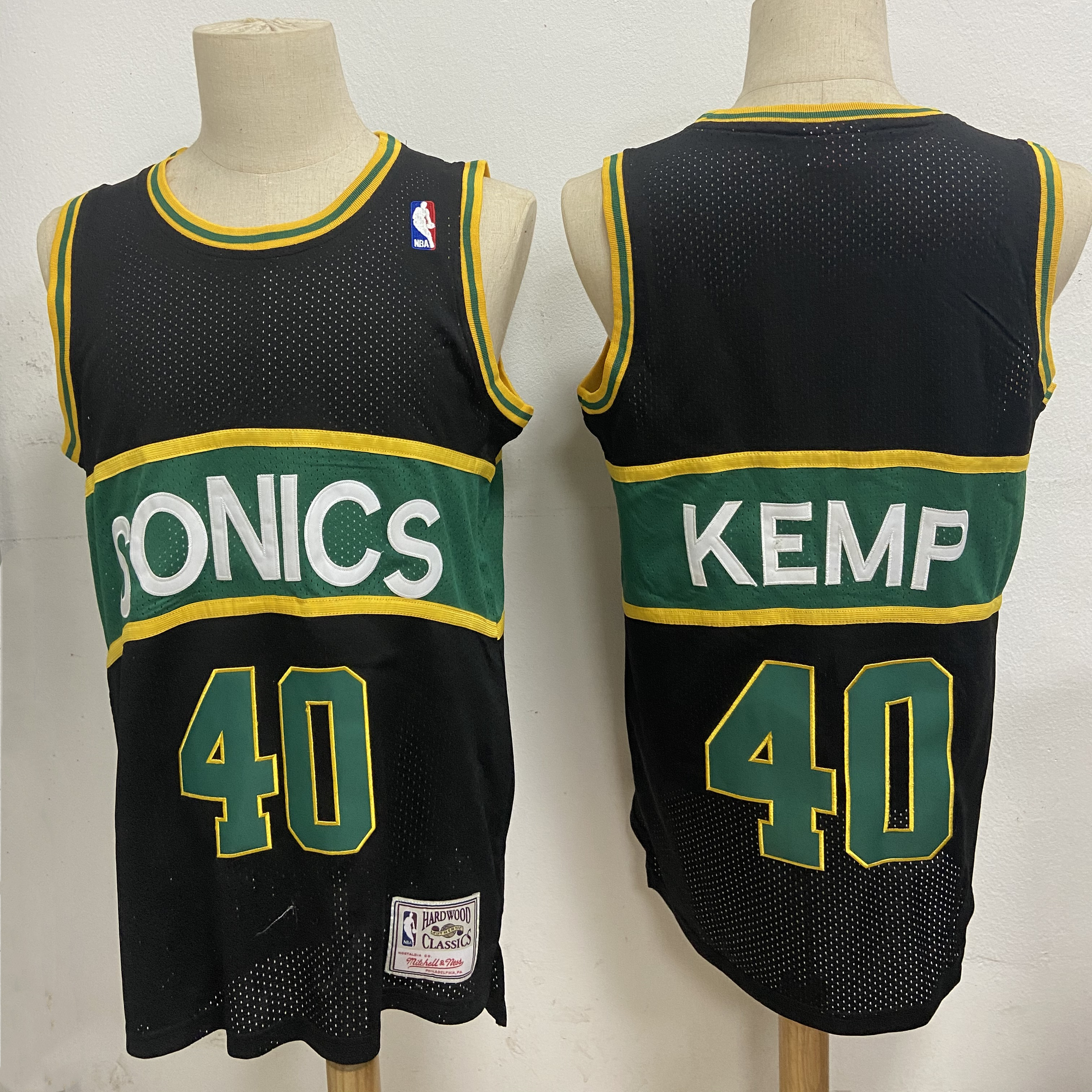 Supersonics 40 Shawn Kemp Black Hardwood Classics Mesh Jersey Supersonics 40 Shawn Kemp Black Hardwood Classics Mesh Jersey